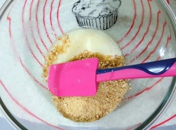 step3: 將無鹽奶油隔水加熱後，放入已敲碎的餅乾攪拌混合。
再放入杯子中壓一壓，再放入冰箱備用。約可做5個杯子的量。