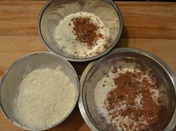 step1: 事前準備：

1. 無鹽牛油放置室溫軟化。

2. 將低筋麵粉過篩，然後把100g、90g、90g 麵粉分別放入三個盆中。

3. 取一盆90g 麵粉加入7g 巧克力粉拌勻，另一盆90g 麵粉加入3g 巧克力粉拌勻。