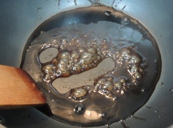 step8: 在小鍋中倒入<span class="group_2">黑醋汁</span>，煮滾後轉小火，慢慢攪拌煮至汁濃稠（約10分鐘），塗在焗好的<a href="https://bit.ly/3zHU5V3" target="_blank" data-keyword="雞翼" class="guide-link"><strong>雞翼</strong></a> <span style="display:inline-block;vertical-align:middle;margin-top:-3px;color:initial;border-radius:3px;padding:2px 3px;font-size:12px;line-height:14px;background:#87d300;color:#fff;">即買</span> 上，撒上芝麻。