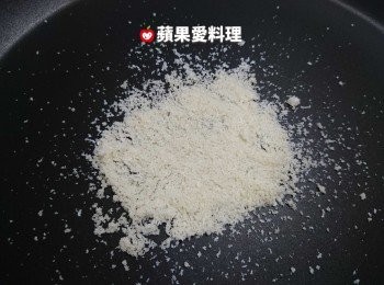 step5: 兩面都呈金黃色時，取出備用。將平底鍋洗淨、擦乾，灑上帕瑪森起士粉，開小火慢炒（不用加油）。