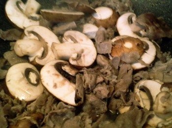 step4: 轉中細火，加入蘑菇片一起炒香，可加少許胡椒粉。