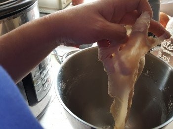 step3: 麵糰要搓揉到用手拉開出現薄膜及光滑