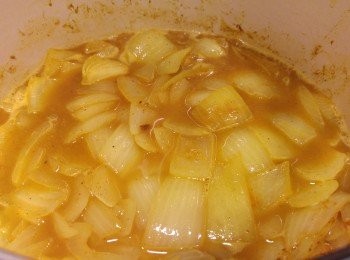 step3: 加上上湯只需蓋過洋蔥就可以了,再加上鹽和糖蓋蓋,慢火煮到洋蔥入味。