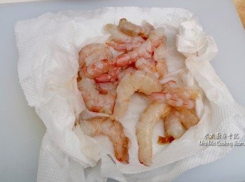 step2: 海蝦去殼、去腸，用鹽抓勻，用水清淨，放筲箕隔去水分，再用廚房紙吸乾水分，放少許白胡椒粉略醃，備用。