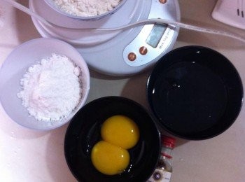 step1: 預備<span class="group_1">食材</span>，蛋黃和蛋白分開，待用