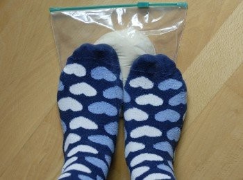 step4: 然後用腳將麵團踩平