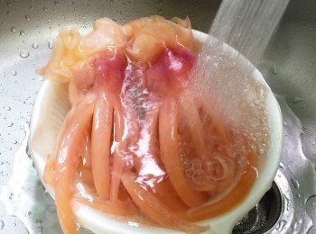step1: 先將水魷魚用粗鹽洗淨，魚蛋亦要沖洗