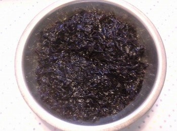 step2: 紫菜用水浸過，加少許鹽，換水2次。待用。