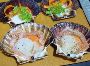 step1: 預熱焗爐200度。帶子先洗淨，紅蘿蔔用刨皮刀刨成薄片。