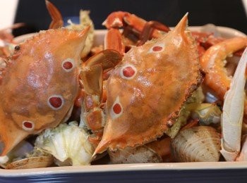 step9: 我用的煲太細，所以在加入忌廉及蛋黃時要拿起海鮮，否則沒有快速拌勻