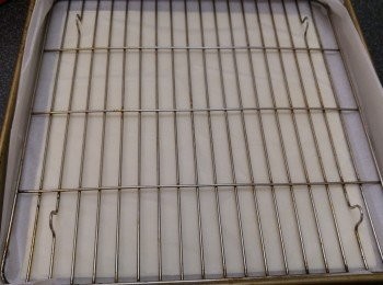 step2: 在酥皮面上鋪上一張牛油紙,再加上網架壓住防酥皮谷起。