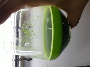 step9: 自制班蘭汁:利用hand blender大約120ml水+ 8至10塊班蘭葉打碎成汁，再隔渣用玻璃杯沈澱一下，倒去面層的水，底部就是班蘭精華