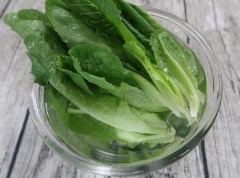 step1: 將蘿蔓用清水洗淨，拍掉多餘的水分後，可以撥成好入口的大小。 （若覺得蘿蔓的根部會礙口或清洗不易，可以將它摘除）