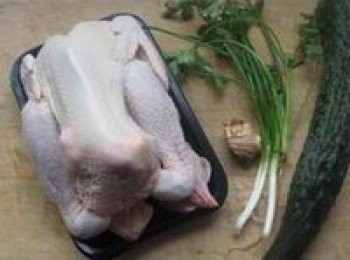 step1: 將雞去內臟後沖洗乾淨，雞油留出備用