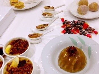 step4: 將豬手骨高湯加入紹酒冰糖煮滾加入少許寒天粉煮至稠身關火待降溫一會倒入砌好鴨舌的玻璃碗內待涼（可放雪櫃）至完全凝固成固體狀倒扣上碟便可享用