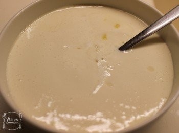 step4: 將步驟3) 的甜豆漿及已溶成液體的魚膠液倒入豆腐漿內拌勻