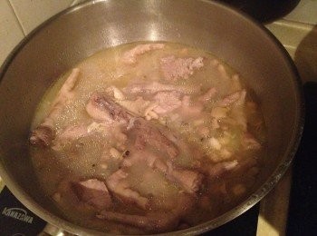 step3: 煮滾後，調至小火，煲1.5小時。