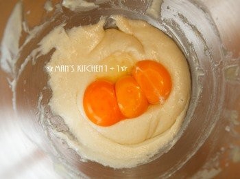 step3: 再來倒入牛奶與糖拌勻後，分次的加入蛋黃與全蛋，攪拌均勻後備用。