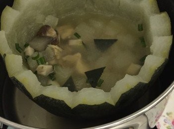 step12: 將冬瓜湯加入冬瓜盅內用錫紙封蓋隔水中大火燉25分即成 (可灑上蔥花裝飾)