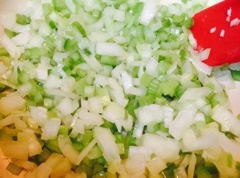 step2: 燒熱油鑊，先爆香蒜蓉，再加入洋蔥和西芹粒拌炒至洋蔥變透明。