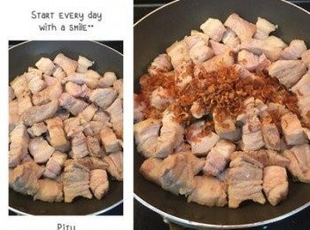 step5: 炒鍋將五花肉或梅花肉煎上色後，加2-3大匙紅蔥酥，米酒和糖拌炒，