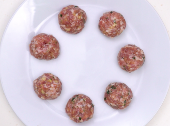 step3: 醃15分鐘後捏成肉丸。