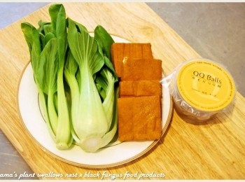 step1: 準備黑木耳QQ圓、青江菜、豆干與昆布醬油等<span class="group_1">食材</span>。