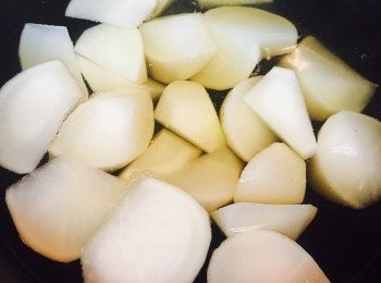 step2: 白蘿蔔與250毫升凍水一同下鍋，加入鰹魚汁，煮滾後轉中至小火加蓋燜煮蘿蔔約20分鐘至透明。