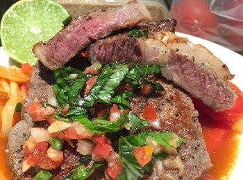 step6: 撒上切碎的羅勒葉跟檸檬汁，莎莎牛排上桌囉！看看粉嫩的牛排，肉汁橫流，搭配生，熟莎莎醬，完全停不下來