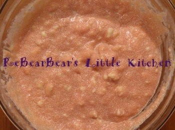 step2: 用小刀在明太子表面的薄膜輕“界”一下，取出內裡的魚子並放入牛油及BB沙律醬攪伴均勻，然後加入檸檬汁再拌勻即可製成明太子醬(如圖示)(仍有少許牛油粒是沒有問題的)。