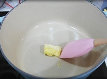 step3: 取一鍋放入奶油~~
