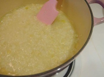 step5: *高湯可分4-5次加入~每加入一次，中小火攪拌至水分吸收至米粒中，然後繼續加入下一次的高湯。