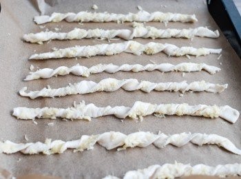 step2: 將酥皮切成幼條，放在鋪有烘焙紙的烤盤上，然後在頭和尾段向不同方向扭