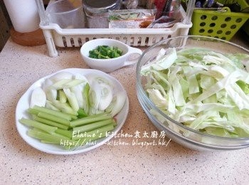 step2: 椰菜洗淨切條 , 京蔥斜切 , 芹菜切段 , 蔥切粒備用