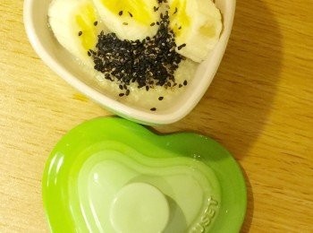 step5: 大人吃的部分可以跟寶寶一樣，如果喜歡比較有口感，也可以盛出小米粥，把香蕉薄片和芝麻拌入就可以咯。