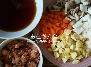 step2: 肉碎加一湯匙日本豉油略醃，其他配料用少許鹽及糖拌勻略醃，準備汁料備用