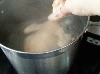 step1: 煮滾一煲滾水,雞洗淨後將雞放入滾水中數約8秒