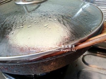 step4: 再轉慢火蒸25分鐘 , 用筷子將鑊蓋留縫隙 (可避免蒸出來的豆腐過老或變火山口)