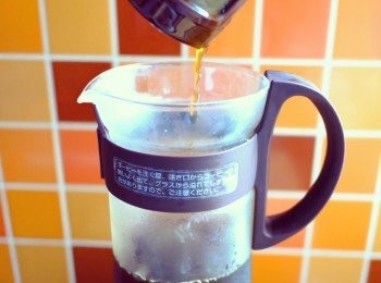 step1: 用上MIZUDASHI coffee pot是最方便的做法。先放咖啡粉，再一邊倒入室溫水，一邊攪拌。放入雪櫃8小時就可以飲用了！