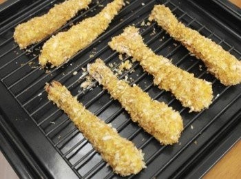 step5: 將蝦子先沾上麵粉→雞蛋液→麵粉→雞蛋液→麵包粉!!! 這樣蝦子看起來會比較厚實一點~~呵呵^^" 放入水波爐油炸功能約13分鐘即完成囉!!!!