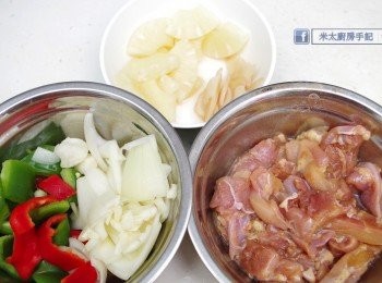 step2: 彩椒、洋蔥和菠蘿切塊，蒜頭拍碎。子薑切片。