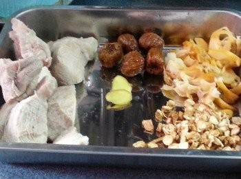 step4: 準備好所有材料後,煮好滾水,放入所有材料,煮3小時落鹽調味即可
