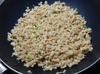 step2: 將碎菜浦下鍋拌炒(碎菜浦的鹹度不一，可以先試吃看看，如果太鹹就洗個幾回，如果太淡，最後調味時可以加一點點鹽巴)