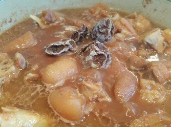 step4: 話梅用半碗熱水浸住備用,細火炆一小時當中攪下防痴底,一小時後下話梅水再炆十五分鐘,再加話梅同炆十五分鐘,熄火後不用打開蓋。