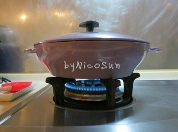 step6: 煮滾後蓋鍋轉小火約15分.續悶10分鐘(不能用爐心火.受熱會不均勻)