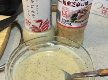 step6: 把芝麻醬和沙律醬攪伴好就試一下味