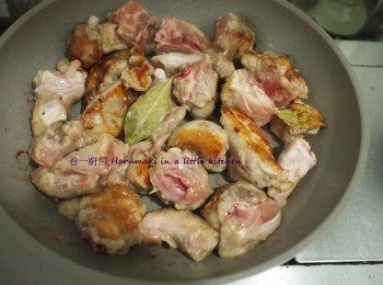 step2: 熱鍋少油, 下雞件略煎, 放入洋葱;甘荀, 煙肉併炒; 倒入白酒, 用慢火煮15分鐘