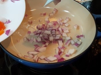 step3: 將鍋燒熱，加入少許油，先將紫洋蔥爆香。