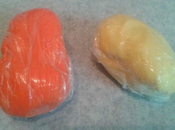 step3: 將麵糰分成兩份，其中一份下紅色食用色素，搓至顏色均勻。用保鮮紙包好，放入雪櫃一小時