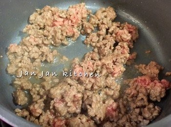 step2: 下油1茶匙爆香牛肉，下雞湯及餘下的1碗水煮熱。
